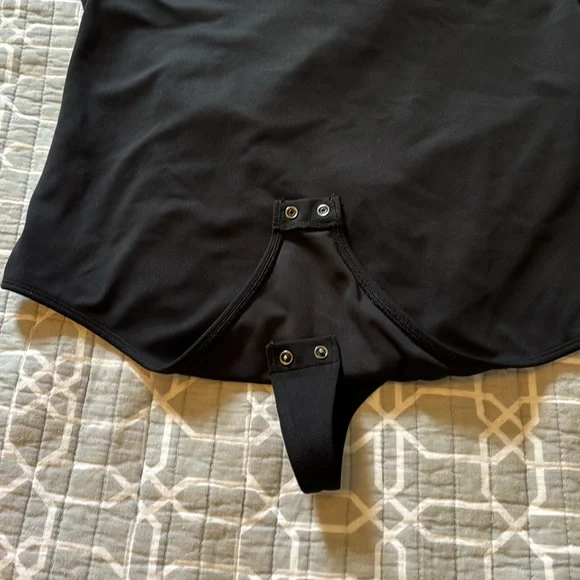 Black Express Body Contour criss-crossed back bodysuit size XL - Picture 2 of 6